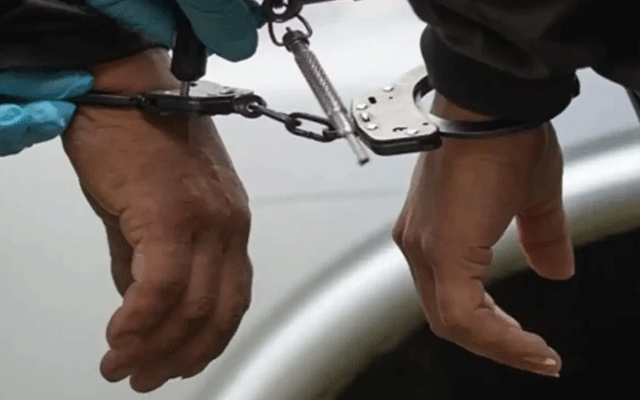 اسلام پورہ میں باپ بیٹے پر مشتمل جھپٹا مار سنیچر گینگ گرفتار