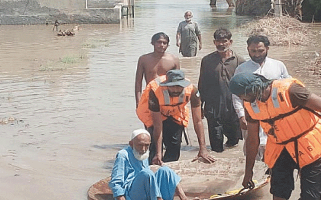 رحیم یار خان: نہر کا شگاف 40 گھنٹے بعد بھی پُر نہ کیا جا سکا، 10 دیہات متاثر
