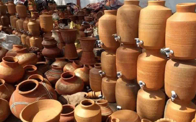 گرمیوں کی آمد کے ساتھ مٹی کے گملوں کی مانگ میں اضافہ