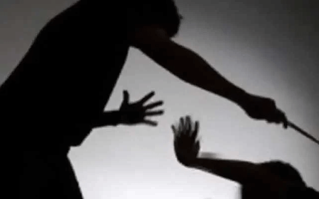 نوجوان نے  شادی ہال میں خاتون ویٹر  کو بہیمانہ تشدد کا نشانہ بنا ڈالا