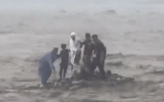 سوات: سیاحوں کی ہلاکت کے بعد ایک اور دریائی مقام پر مزید شہری پھنس گئے