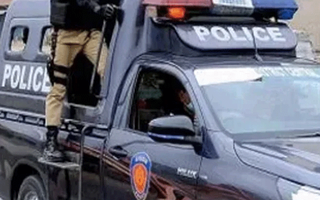  رقم واپس مانگنا جرم بن گیا، پولیس اہلکار نے شہری کے گھر پر دھاوا بول دیا