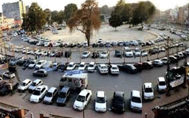 لاہور: پارکنگ سائٹس پر اوورچارجنگ کا سلسلہ جاری، شہری لُٹنے لگے