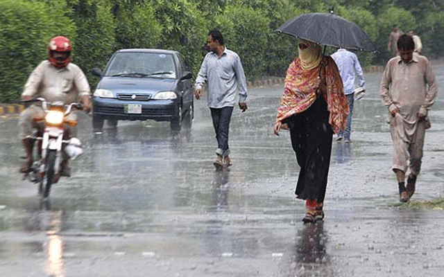 لاہور کے مختلف علاقوں میں بارش سے موسم خوشگوار