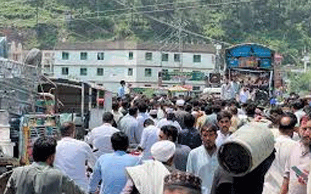 سوات: مٹہ مینگورہ روڈ گزشتہ 3 گھنٹوں سے مکمل بند