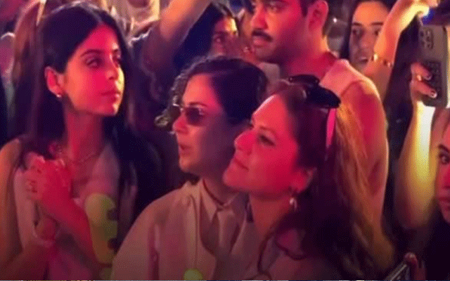ہانیہ عامر کی عاصم اظہر کے کنسرٹ میں دھوم دار انٹری، رقص اور انداز نے سماں باندھ دیا