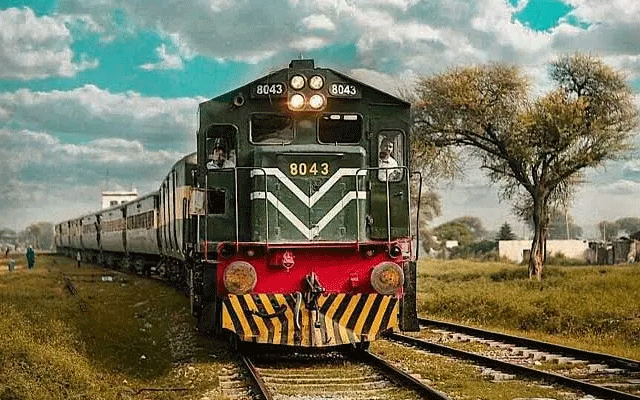 ریلوے میں فیلڈ اسٹاف کی بجائے دفاتر میں ڈیوٹی، ٹرین آپریشن متاثر