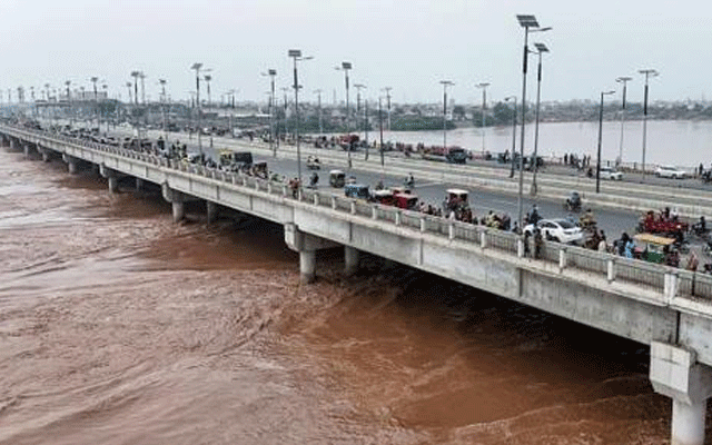 لاہور محفوظ، مگر جنوبی اضلاع میں خطرہ برقرار ،آج بڑا سیلابی ریلا داخل ہونے کا خدشہ