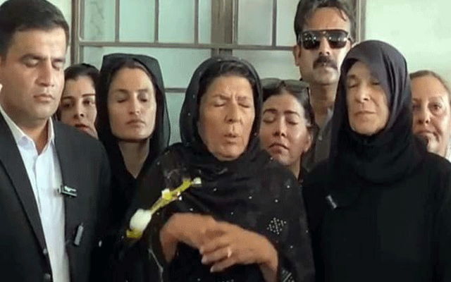 اڈیالہ جیل کے باہر علیمہ خان پر انڈہ پھینک دیا گیا