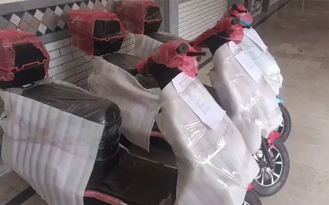کراچی: انٹرمیڈیٹ بورڈ کے پوزیشن ہولڈرز سرکاری کالجز کے طلبا کیلئے الیکٹرک بائیکس کا انعام