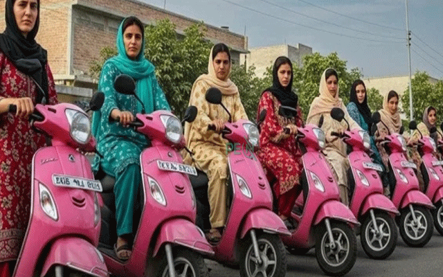 خواتین کیلئے مفت الیکٹرک سکوٹی سکیم، اہلیت کا معیار اور طریقہ کار سامنے آگیا