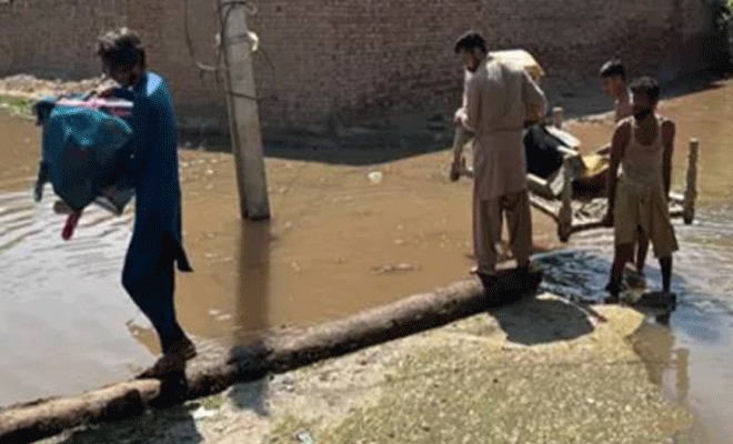 جلال پور پیر والا میں پانی کی نکاسی نہ ہو نے سے سیلاب متاثرین  بخار  اور  جلدی امراض میں مبتلا ہونے لگے  