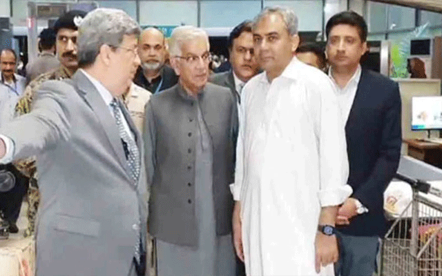 محسن نقوی کا لاہور ایئرپورٹ کا دورہ، امیگریشن اہلکاروں کو شاباش اور انعام دیے