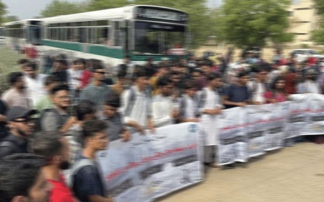 ایم ڈی کیٹ ٹیسٹ دینےوالے سٹوڈنٹس کا لاہور پریس کلب کے باہراحتجاج
