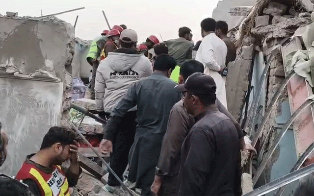 لاڑکانہ؛ خوفناک گیس سلنڈر دھماکہ، 5 گھروں کی چھتیں اُڑ گئیں 