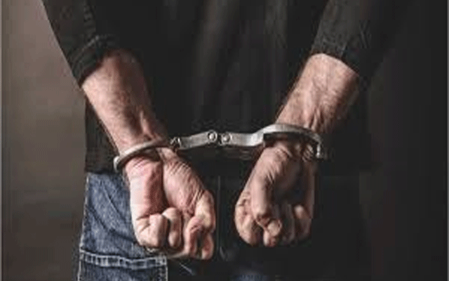 گاڑی میں جان لیوا کرتب دکھانا لڑکوں کو مہنگا پڑ گیا