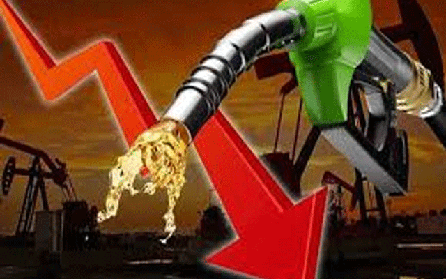 نئےسال پرعوام کو تحفہ،  پٹرولیم مصنوعات کی قیمتوں میں بڑی کمی کا امکان