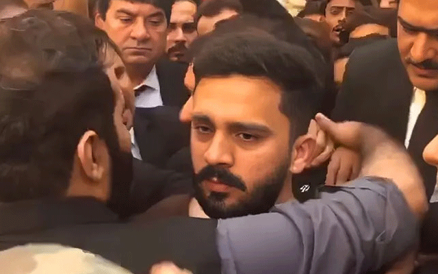 رجب بٹ پر تشدد کرنے والے وکلاء کے خلاف مقدمہ درج