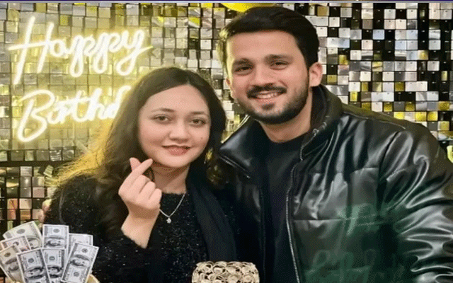 رجب بٹ کی سالگرہ میں اہلیہ اور بیٹے کی عدم موجودگی، کئی سوالات اٹھ گئے