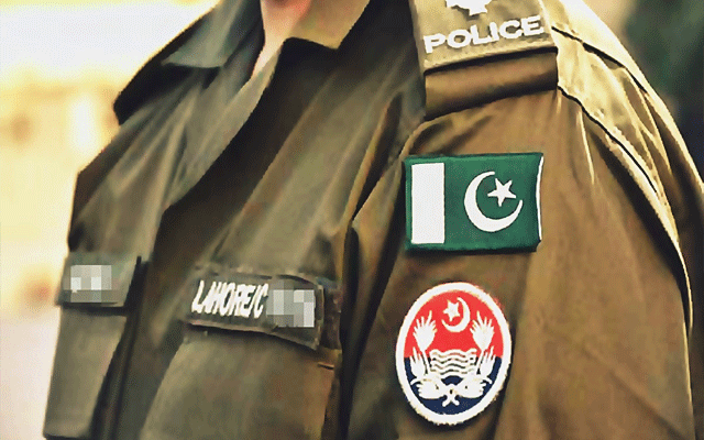 لاہور: ناکے پر شہری کو روکنے پر پولیس افسران معطل، تحقیقات جاری