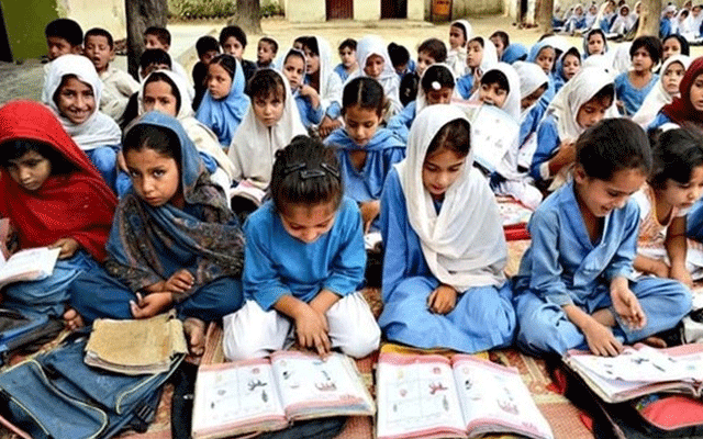 تعلیمی ایمرجنسی کے دعوے بے اثر،  طلبہ کھلے آسمان تلے پڑھنےپر مجبور