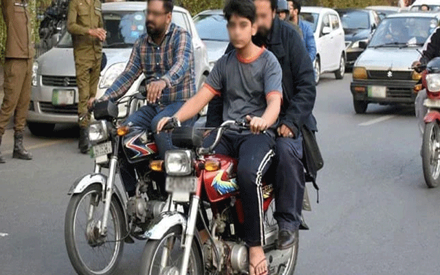 16سے18سال کےبچوں کومشروط موٹرسائیکل چلانےکی اجازت مل گئی