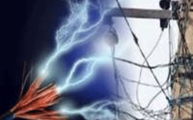 سبزہ زار میں پتنگ پکڑنے کے دوران کرنٹ لگنے سے 3 افراد جھلس گئے