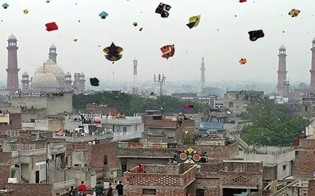 بسنت کے آخری لمحات، اندرونِ لاہور میں جوش و خروش عروج پر