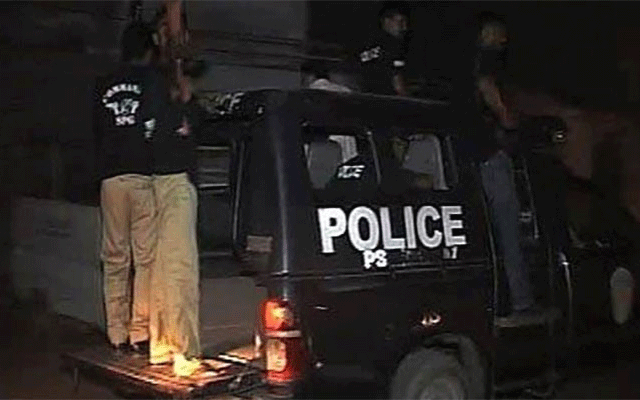 ماڈل ٹاؤن: پولیس حراست میں شہری کو زنجیروں سے باندھنے کی ویڈیو وائرل