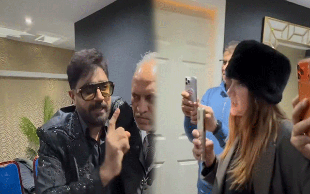 لندن :ابرار الحق اور صحافی سفینہ خان کے درمیان تلخ جملوں کا تبادلہ، ویڈیوز وائرل