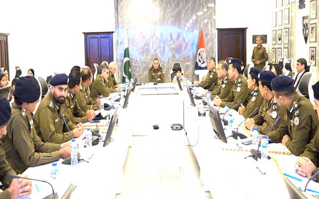 آئی جی پنجاب نے ترقی پانیوالے 10 افسران کو ایس ایس پی عہدے کے رینک لگادیئے